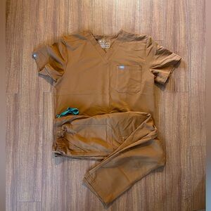 Brown men’s fig scrubs